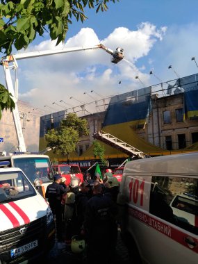 Kreschatik Caddesi Kiev merkezinde tarihi binada yangın.