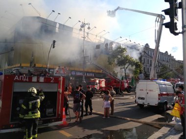 Kreschatik Caddesi Kiev merkezinde tarihi binada yangın.