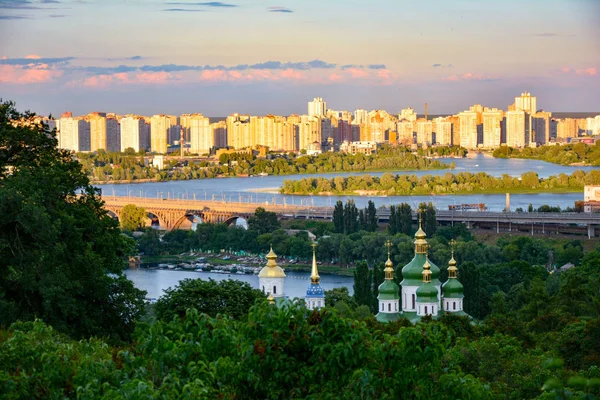 Soirée, paysage consommateur du monastère Vydubitsky à Kiev, Ukraine — Photo