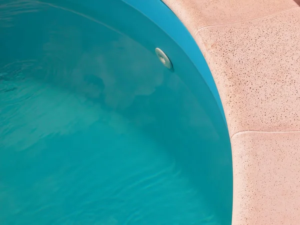 Vue de dessus de la piscine bleue eau et jante en pierre — Photo