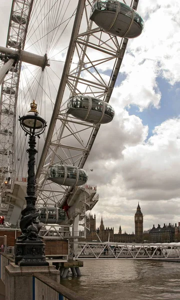 Blick auf Riesenrad, Westminster Palace und Big Ben, London — Stockfoto