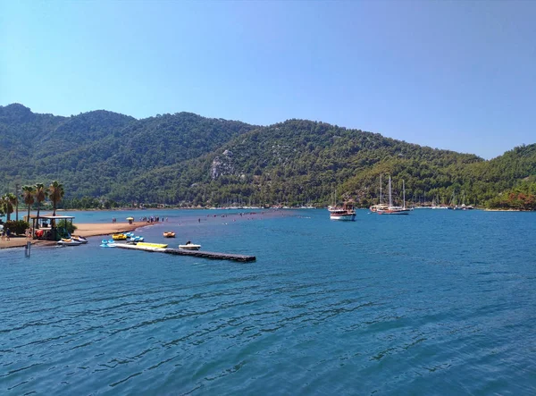 Boats, sea, sky and tourists in water at Girl Sand Beach. Here is famous shoal, a place of pilgrimage of tourists — Stock Photo, Image