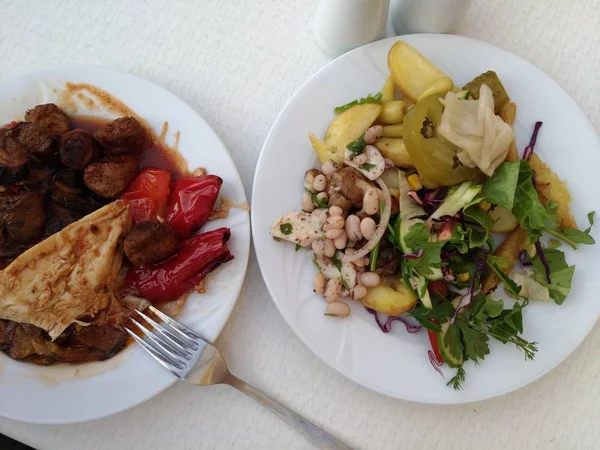Platos en platos, buffet, restaurante hotel todo incluido en Turquía, cocina nacional y europea — Foto de Stock