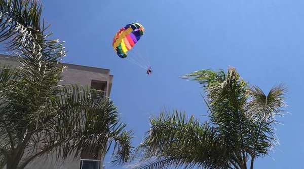 Vila i himlen, paraglider, människor, en pilot och en passagerare som flyger i himlen — Stockfoto