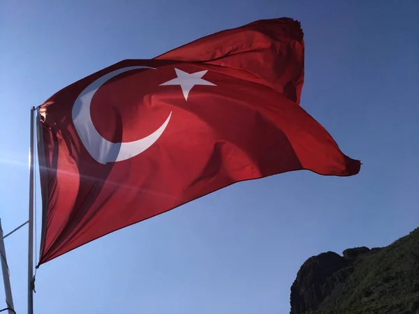 Турецкий флаг. На голубом небе развевается флаг . — стоковое фото