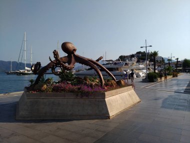 Marmaris, Türkiye, ahtapot bronz anıt, Muğla ili, deniz liman görünümü, küçük ve büyük gemiler, gemiler, yatlar