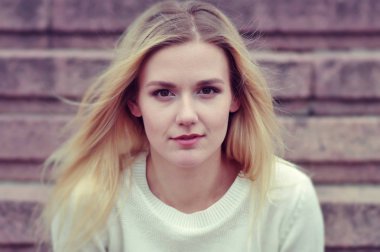 Sarışın beyaz kazaklı portresi