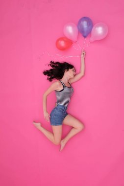 Oldukça genç bir kızın balon sinek.