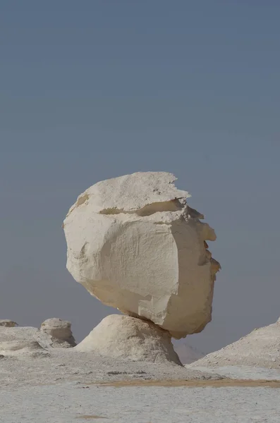 Fantastiske steiner fra Den hvite ørken i Egypt. Kjempesteiner har frosset i tiden . – stockfoto