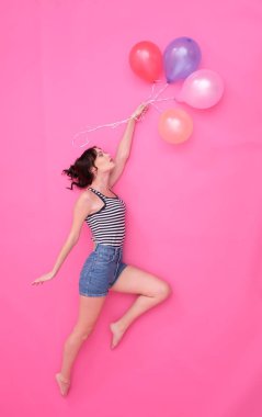 Güzel kız ile renkli balonlar uçar.