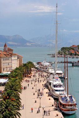 Trogir, Hırvatistan'ın eski şehir. Yat pier.