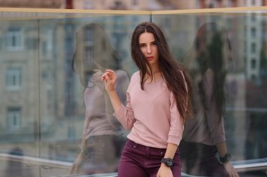 Moda bakmak genç kadın. Pembe ve sarı tonlar.
