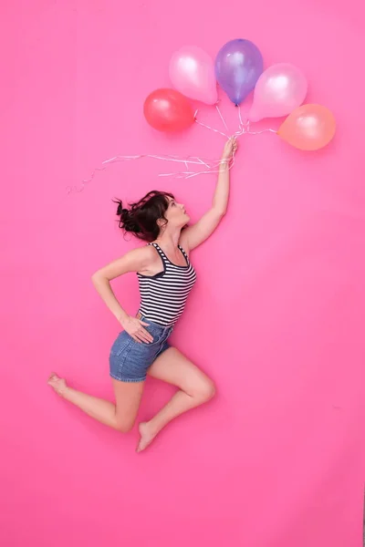 Ładna kobieta bawi się z balonów. — Zdjęcie stockowe