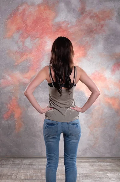 Estúdio de mulher deslumbrante tiro. Vestindo camiseta e jeans . — Fotografia de Stock