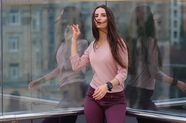 La moda se ve joven. Tonos rosa y amarillo . — Foto de stock gratis