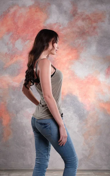 Fantastisk kvinna profil studiofotografering. I en t-shirt och jeans. — Stockfoto
