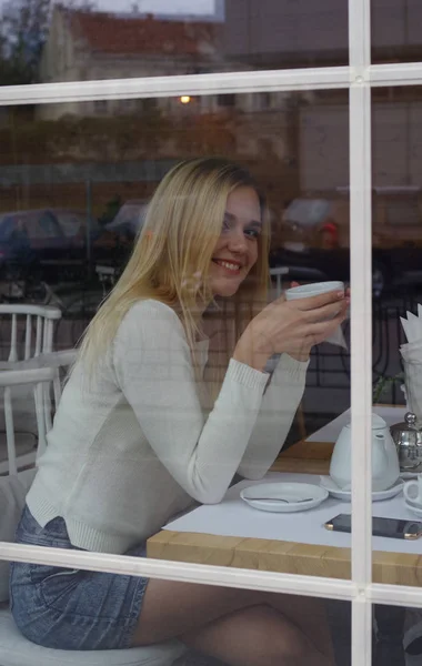Linda chica en un café con una taza de té . — Foto de Stock