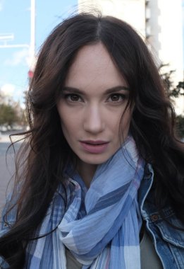 Güzel kız kot ceket bir sokakta poz