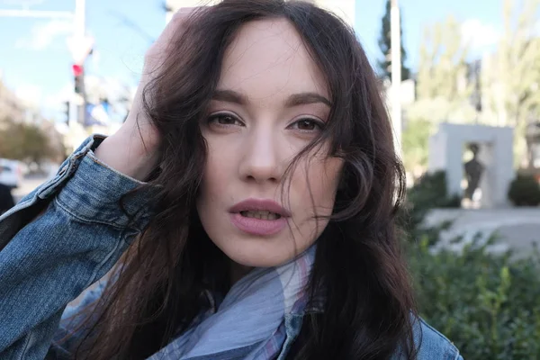 Davetkâr bir yakışıklı kız kot ceket görünümünü