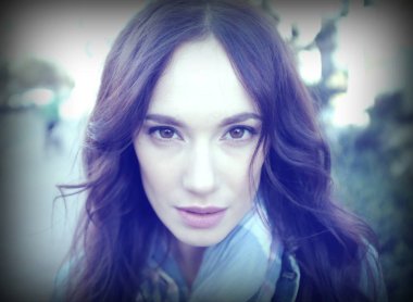 Güzel kız Kot ceket bir sokakta poz