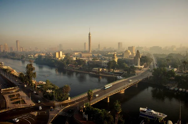 Stedelijke stadsgezicht met wegen, brug over de rivier en auto 's — Stockfoto