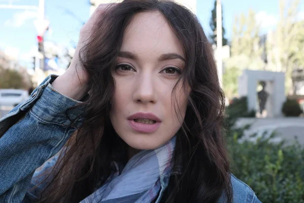 Yakışıklı bir genç kadın kot ceket sızar görünümünü