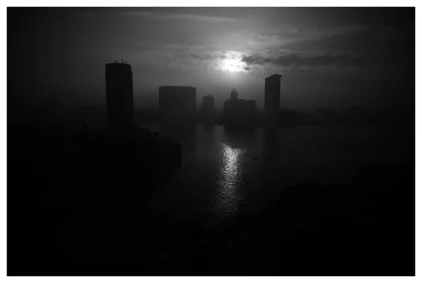 Городской закат. Река, лодки и небоскребы в вечернем свете . — стоковое фото