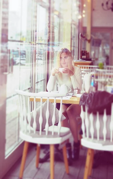 Café en un bajón. Chica bebe té durante su almuerzo freno . — Foto de Stock