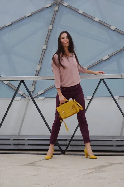 Schönes Mädchen in Jeans und Hemd mit gelber Handtasche. — Stockfoto