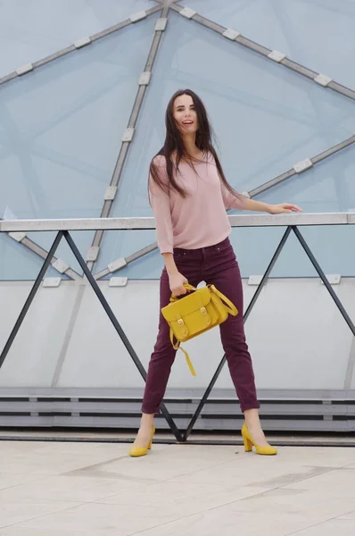 Schönes Mädchen in Jeans und Hemd mit gelber Handtasche. — Stockfoto