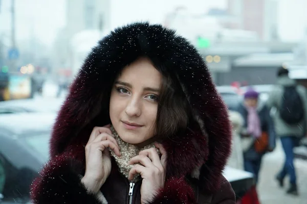 Chica guapa en las calles de invierno de una ciudad —  Fotos de Stock