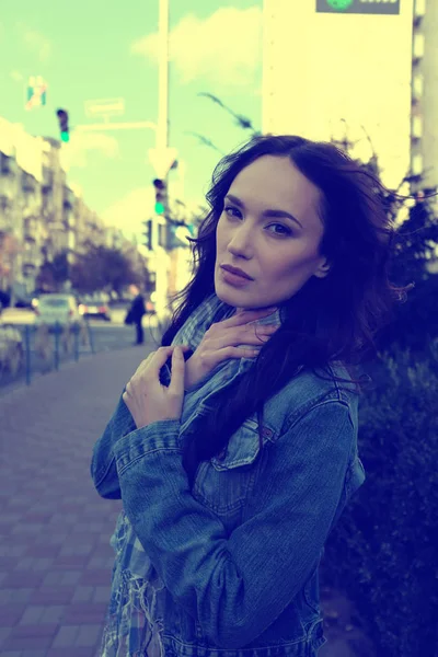 Belle femme en jean veste posant dans une rue de la ville — Photo