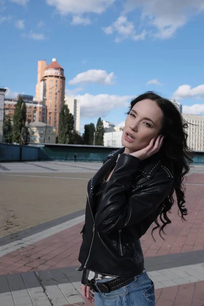 Sexy bella ragazza in giacca di pelle posa in un centro città — Foto Stock