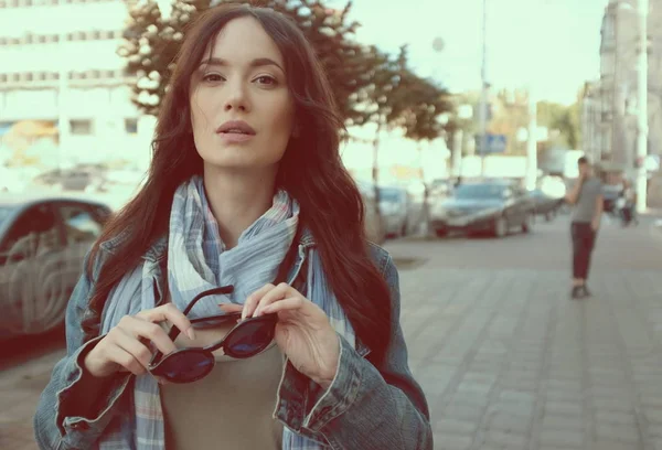 Mooi meisje met jeans vacht wandelingen in een stad straat — Stockfoto