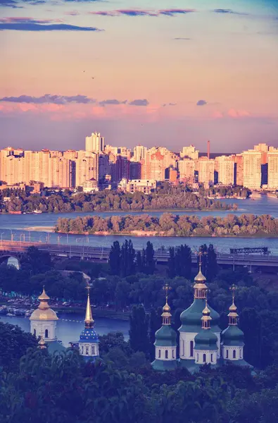 Cityscape Kiev Vydubychi manastırda üzerinde — Stok fotoğraf