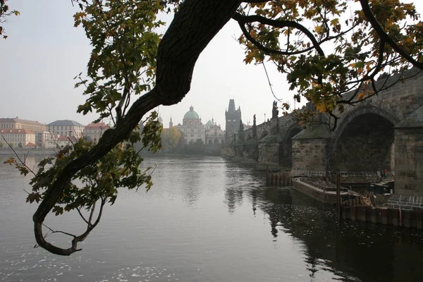 Puente de Carlos en Praga sobre el río Moldava —  Fotos de Stock