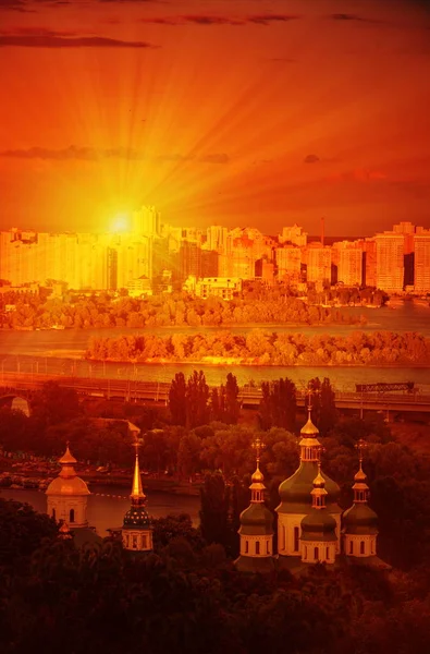 Stadtbild bei Sonnenaufgang über dem Vydubychi-Kloster in Kyiv — Stockfoto