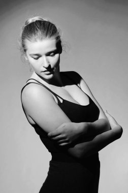 Siyah top bir stüdyoda poz güzel kız