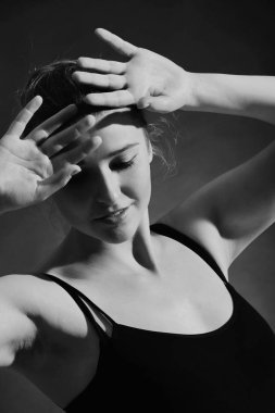 Yakışıklı genç erkek bir stüdyoda poz