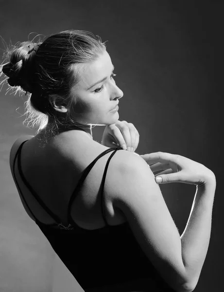 Chica bonita posando en un estudio desde la espalda y el hombro —  Fotos de Stock