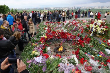 Kiev - Ukrayna - Mayıs 2017: Park of Glory zafer günü Kiev. Eternal flame çiçekler içinde bellek-in bu döşeme İkinci Dünya Savaşı sırasında öldürdü.