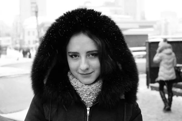 Bir şehir kış sokaklarında güzel kız — Stok fotoğraf