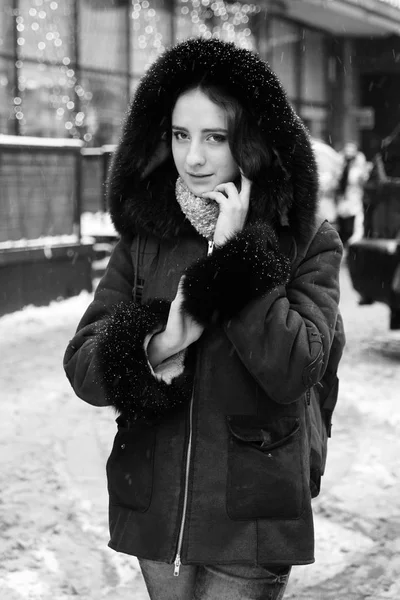 Menina bonita posando na rua durante a temporada de inverno — Fotografia de Stock