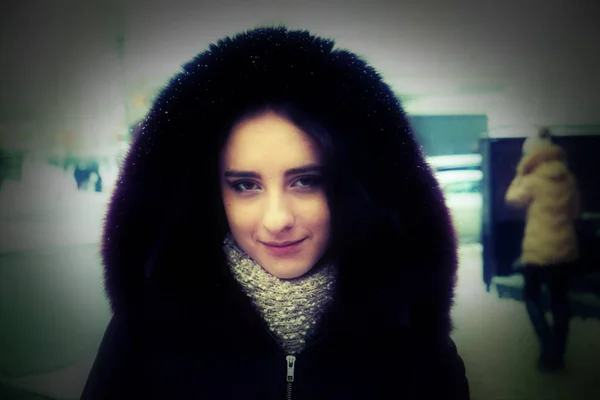Bella ragazza sulle strade invernali di una città — Foto Stock