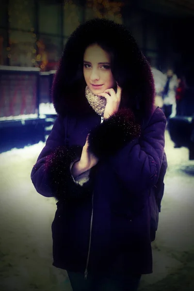 Bella ragazza in posa per strada durante la stagione invernale — Foto Stock