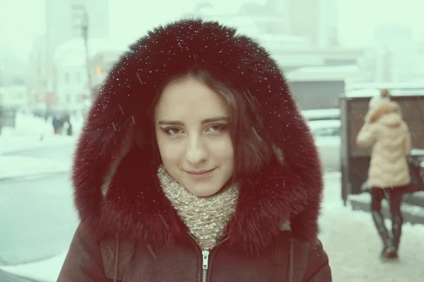 美丽的女孩在城市的冬天街道 — 图库照片