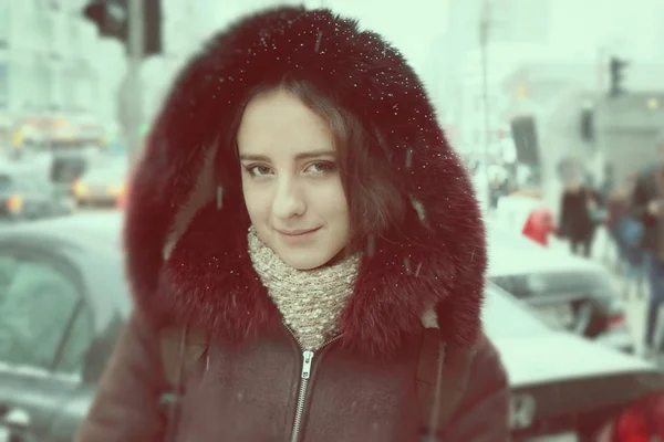 Menina bonita nas ruas de inverno de uma cidade — Fotografia de Stock