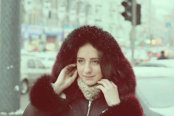 Menina bonita fora da rua durante a temporada de inverno — Fotografia de Stock