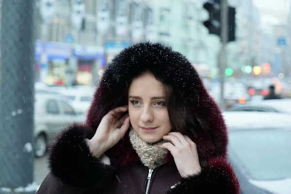 Menina bonita fora da rua durante a temporada de inverno — Fotografia de Stock