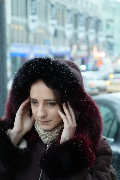 Menina bonita fora da rua durante a temporada de inverno — Fotografia de Stock